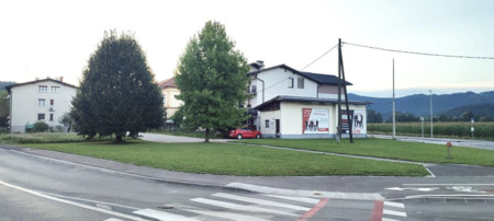 Zeleni del nasproti P+R se oblikuje v info park s klopicami, informativnimi tablami in drogovi z zastavami, ki obiskovalce pozdravijo v občino.